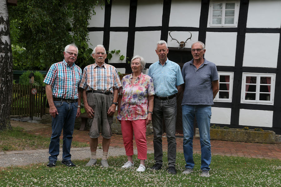 Vorsitzender Helmut Depping (von links), Kurt Abel, Gerlinde Huxholl, Klaus Sunkovsky und Bernd Hoffmann erinnern sich an 50 Jahre Heimatverein Leopoldshöhe. Foto: Edeltraud Dombert