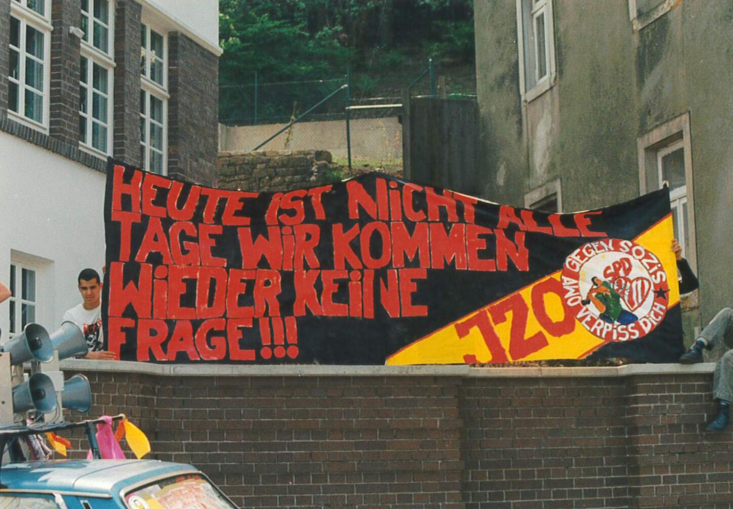 Protest in der Hermannstraße Anfang der 1990er Foto: KNUP-Archiv