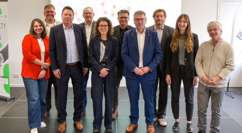 Erste Ideen für die Verortung des Gründungszentrums auf dem Campus am Standort an der Bielefelder Straße, neben der Medienproduktion und dem KreativInstitut.OWL, sind bei einem Treffen zwischen dem Kreativ Campus Detmold e.V., dem KreativInstitut.OWL, der Stadt Detmold, der GILDE Wirtschaftsförderung Detmold und dem Kreis Lippe im März ausgetauscht worden. Fotos: TH OWL