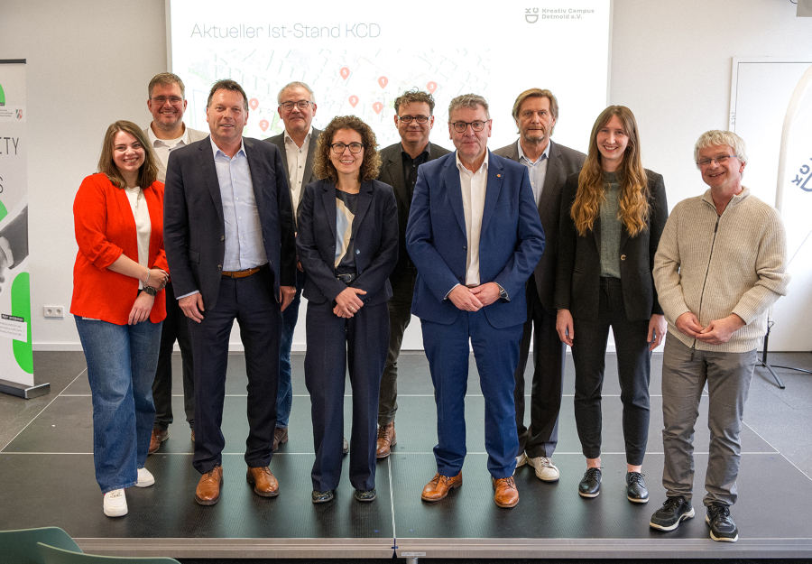 Erste Ideen für die Verortung des Gründungszentrums auf dem Campus am Standort an der Bielefelder Straße, neben der Medienproduktion und dem KreativInstitut.OWL, sind bei einem Treffen zwischen dem Kreativ Campus Detmold e.V., dem KreativInstitut.OWL, der Stadt Detmold, der GILDE Wirtschaftsförderung Detmold und dem Kreis Lippe im März ausgetauscht worden. Fotos: TH OWL