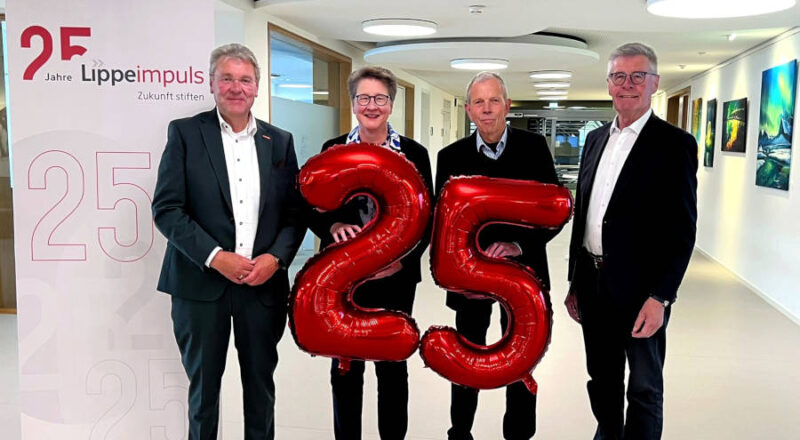 Blicken gemeinsam auf 25 Jahre Stiftung Standortsicherung Kreis Lippe: Landrat Meinolf Haase (Stiftungsratsvorsitzender, von links), Dr. A. Heinrike Heil (Geschäftsführerin), Dr. Albert Hüser (Kuratoriumsvorsitzender) und der frühere Landrat und erste Stiftungsratsvorsitzende Friedel Heuwinkel. Die Stiftung wurde am 19. Juli 2001 gegründet und unterstützt Projekte in Bildung, Wissenschaft, Kultur und Ehrenamt im Kreis Lippe. Foto: Stiftung Standortsicherung