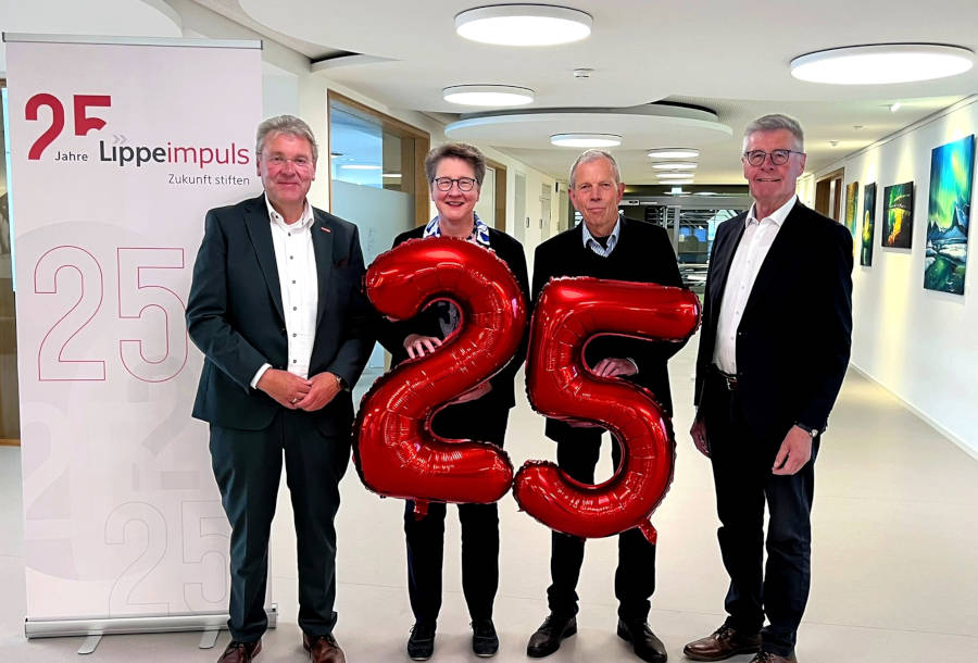 Blicken gemeinsam auf 25 Jahre Stiftung Standortsicherung Kreis Lippe: Landrat Meinolf Haase (Stiftungsratsvorsitzender, von links), Dr. A. Heinrike Heil (Geschäftsführerin), Dr. Albert Hüser (Kuratoriumsvorsitzender) und der frühere Landrat und erste Stiftungsratsvorsitzende Friedel Heuwinkel. Die Stiftung wurde am 19. Juli 2001 gegründet und unterstützt Projekte in Bildung, Wissenschaft, Kultur und Ehrenamt im Kreis Lippe. Foto: Stiftung Standortsicherung