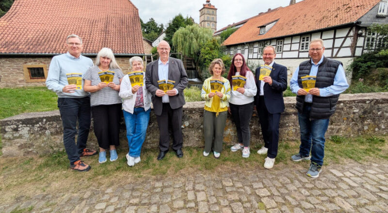 Mitarbeiterinnen und Mitarbeiter des Landesverbandes Lippe sowie Verbandsvorsteher Jörg Düning-Gast (zweiter von rechts) präsentieren die Broschüre zum “Tag des offenen Denkmals 2026” und wünschen den Lipperinnen und Lippern am 13. September einen unvergesslichen Tag. Foto: LVL