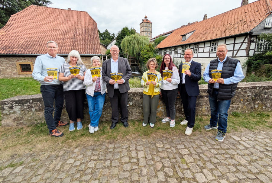 Mitarbeiterinnen und Mitarbeiter des Landesverbandes Lippe sowie Verbandsvorsteher Jörg Düning-Gast (zweiter von rechts) präsentieren die Broschüre zum “Tag des offenen Denkmals 2026” und wünschen den Lipperinnen und Lippern am 13. September einen unvergesslichen Tag. Foto: LVL