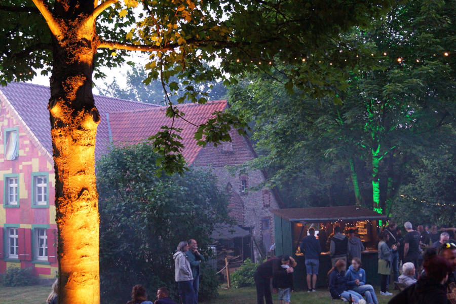 Stimmungsvolle Abendstunden beim Haus- und Gartenfest im KNUP. Fotos: KNUP