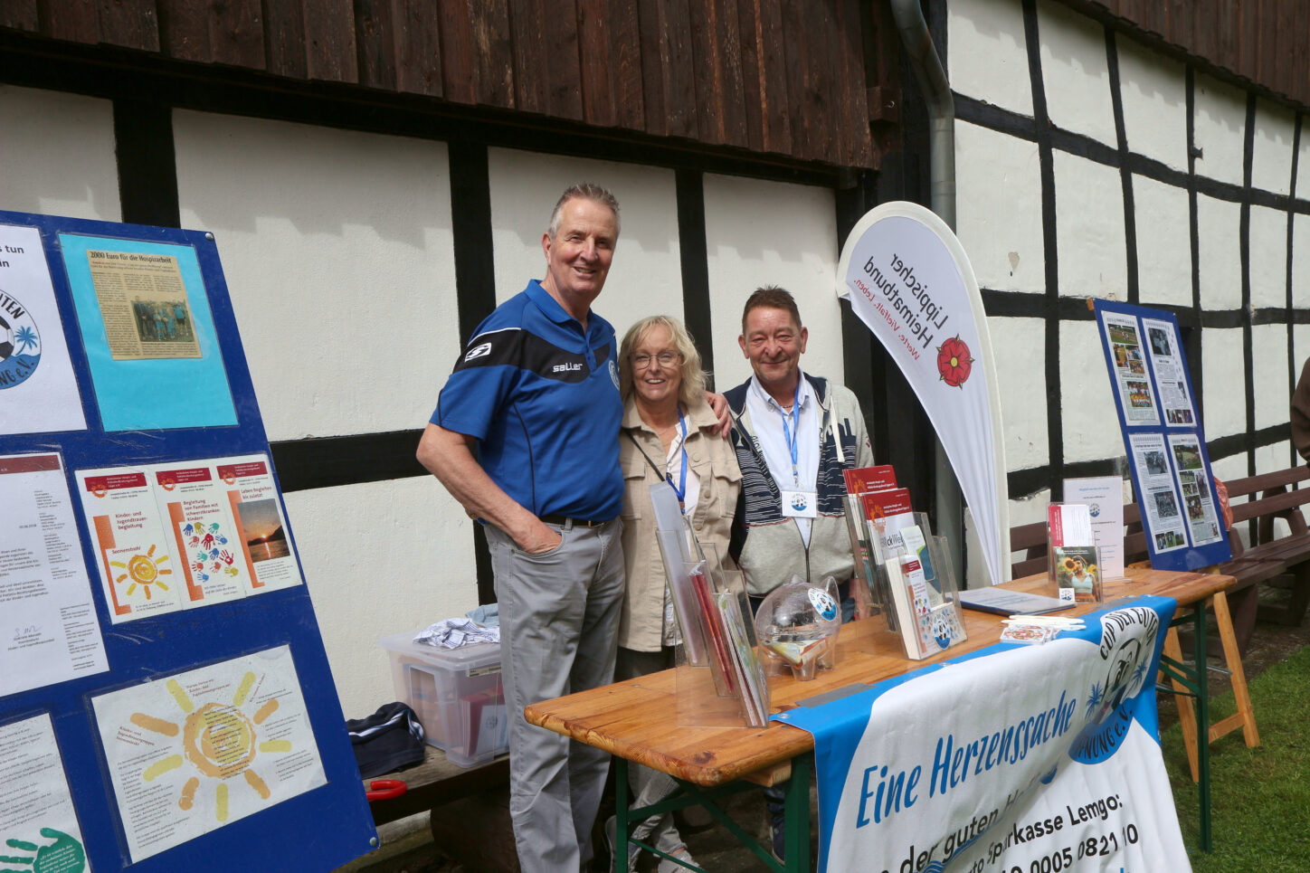 Matthias Bartsch sowie Claudia und Stepha Bartelmeus von Verein Cup der Guten Hoffnung. Foto: Thomas Dohna