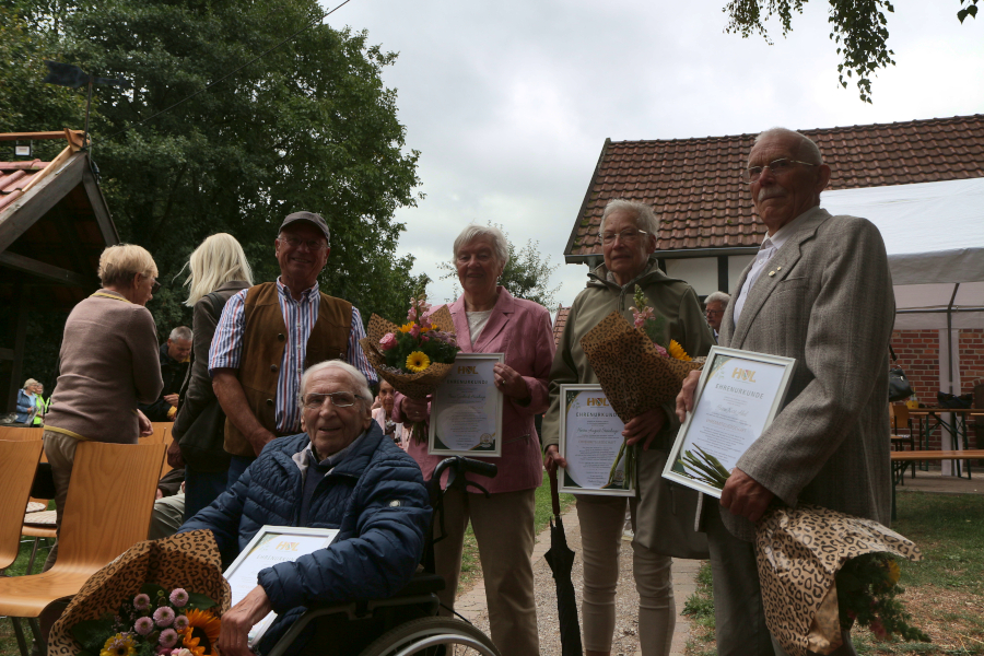 Die ersten Ehrenmitglieder des Heimatvereins: Gustav Koch (vorn), Karl Willi Vahle, Gerlinde Huxhage, Rosita Lederer für August Steinhage und Kurt Abel (hinten von links). Foto: Thomas Dohna