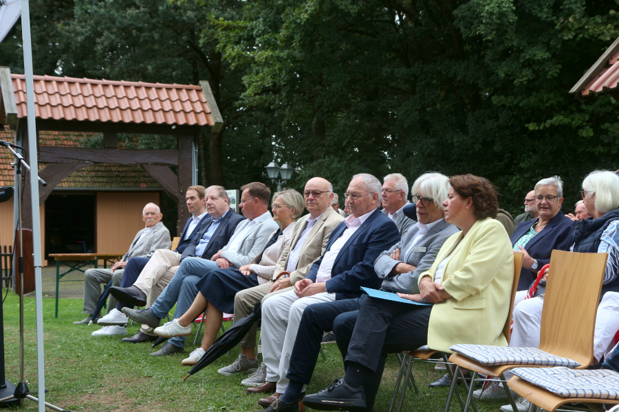 Etliche Ehrengäste aus Bund, Land, Kreis und Gemeinde waren zur Feierstunde gekommen. Foto: Thomas Dohna