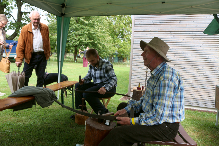Baldur (vorn) und Eric Havemann führten das Dengeln von Sensen vor. Foto: Thomas Dohna