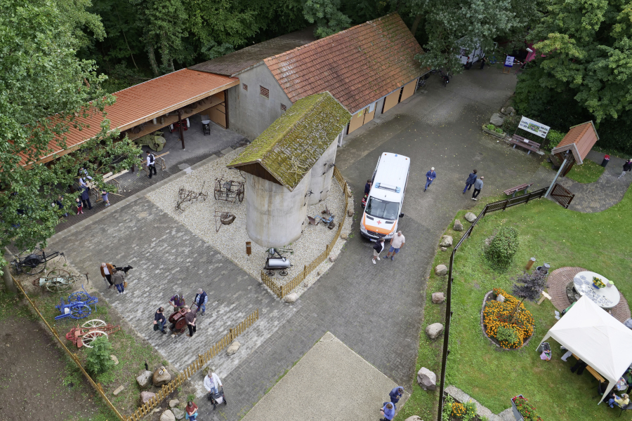 Einen Blich vorn oben auf die Remise hat Martin Düsterberg riskiert. Foto: Martin Düsterberg