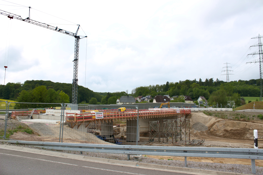 Die Brücke an der Gewerbestraße ist das letzte Bauwerk der neuen Trasse der B66. Archivfoto: Thomas Dohna