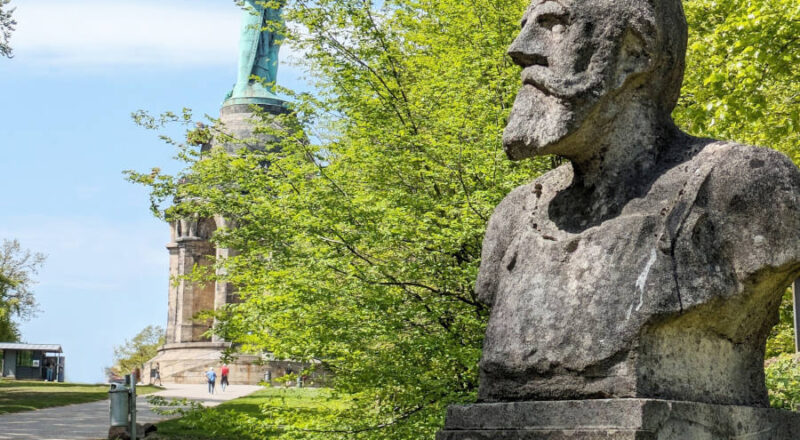 Die Büste von Ernst von Bandel auf dem Areal des Hermannsdenkmals. Foto:LVL