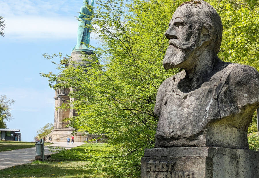 Die Büste von Ernst von Bandel auf dem Areal des Hermannsdenkmals. Foto:LVL