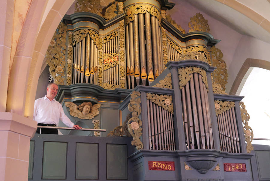 Vierte Station des Lippischen Orgelsommers. Organist Adam Lenart brillierte an der Finke-Orgel der Marktkirche in Lage. Foto: Lippische Landeskirche