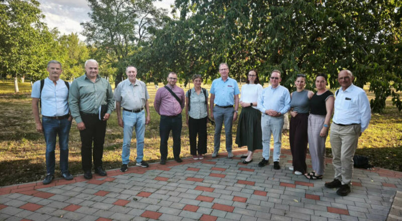 Die Besuchsgruppe aus verschiedenen europäischen Kirchen zusammen mit dem Bischof der Reformierten Kirche in Transkarpatien, Sándor Zán Fábián (zweiter von links), Bökemeier sechster von links) Foto: Lippische Landeskirche