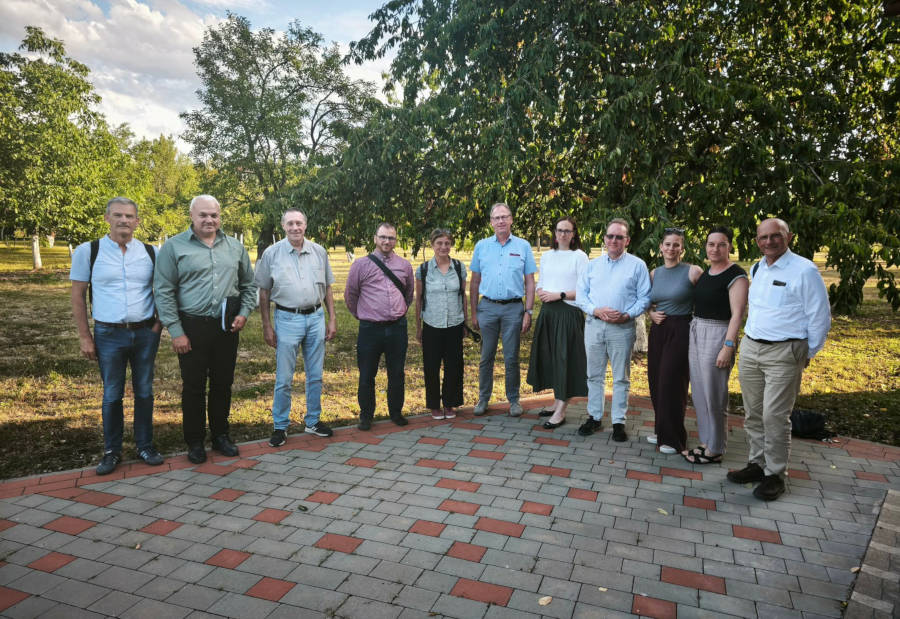 Die Besuchsgruppe aus verschiedenen europäischen Kirchen zusammen mit dem Bischof der Reformierten Kirche in Transkarpatien, Sándor Zán Fábián (zweiter von links), Dieter Bökemeier (Lippische Landeskirche, sechster von links) Foto: Lippische Landeskirche