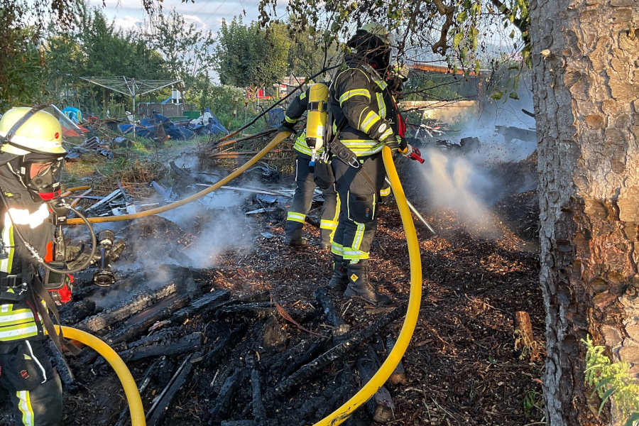 Einsatzkräfte der Freiwilligen Feuerwehr Leopoldshöhe löschen einen Brand. Foto: Freiwillige Feuerwehr Leopoldshöhe