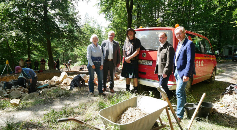 Übergabe des Transportfahrzeuges am Piepenkopf (von links.): Elke Treude (Bodendenkmalpflegerin im Kreis Lippe und stellvertretende Leiterin des Lippischen Landesmuseums), Landrat Meinolf Haase, Archäologe Ian Dennis (Cardiff University), Verbandsvorsteher Jörg Düning-Gast und Michael Zelle (Leiter des Lippischen Landesmuseums). Foto: LLM
