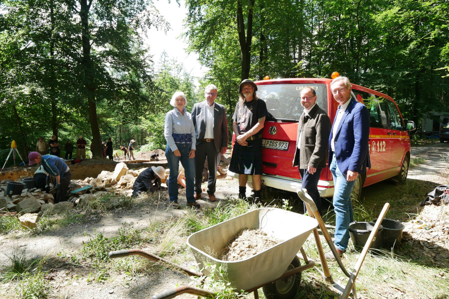 Übergabe des Transportfahrzeuges am Piepenkopf (von links.): Elke Treude (Bodendenkmalpflegerin im Kreis Lippe und stellvertretende Leiterin des Lippischen Landesmuseums), Landrat Meinolf Haase, Archäologe Ian Dennis (Cardiff University), Verbandsvorsteher Jörg Düning-Gast und Michael Zelle (Leiter des Lippischen Landesmuseums). Foto: LLM