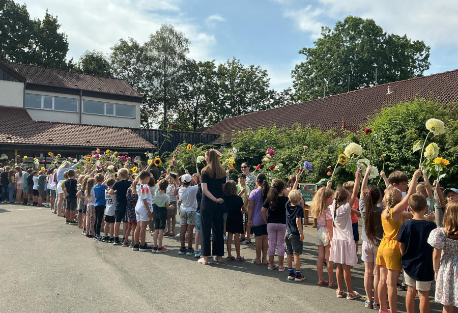 Alle Kinder bilden ein Blumenspalier zur Verabschiedeung der Viertklässler an der Grundschule Asemissen. Fotos: Privat