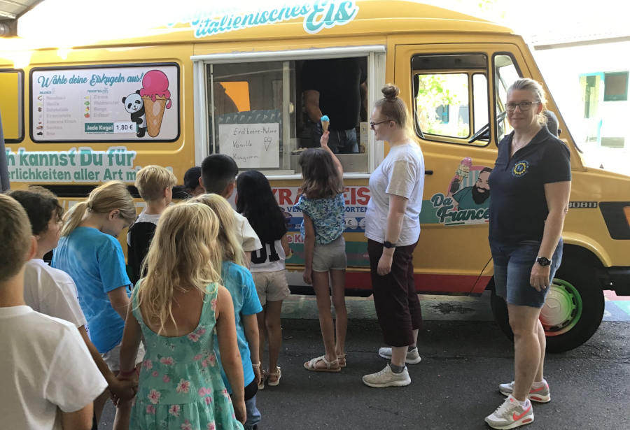 Der Eiswagen kam bei hochsommerlichen Temperaturen zum Schuljahresende gerade richtig. Foto: Privat