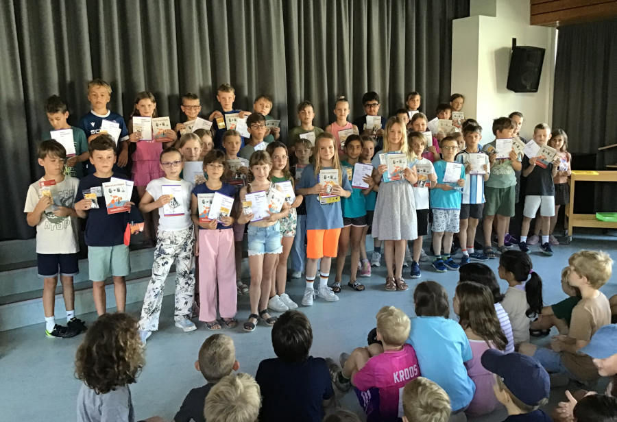 Die geehrten Kinder zeigen stolz ihre Urkunden. Foto: Privat