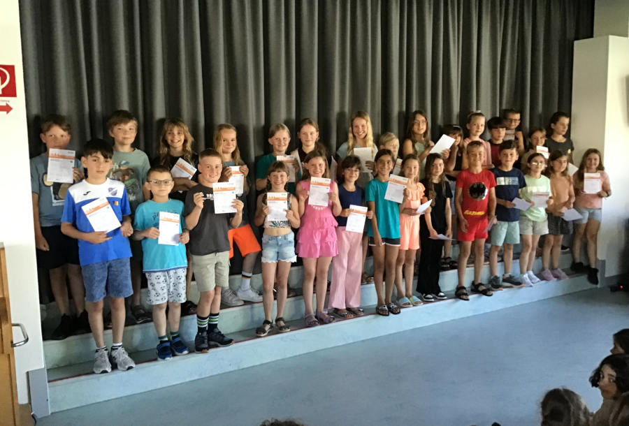 Die geehrten Kinder zeigen stolz ihre Urkunden. Foto: Privat