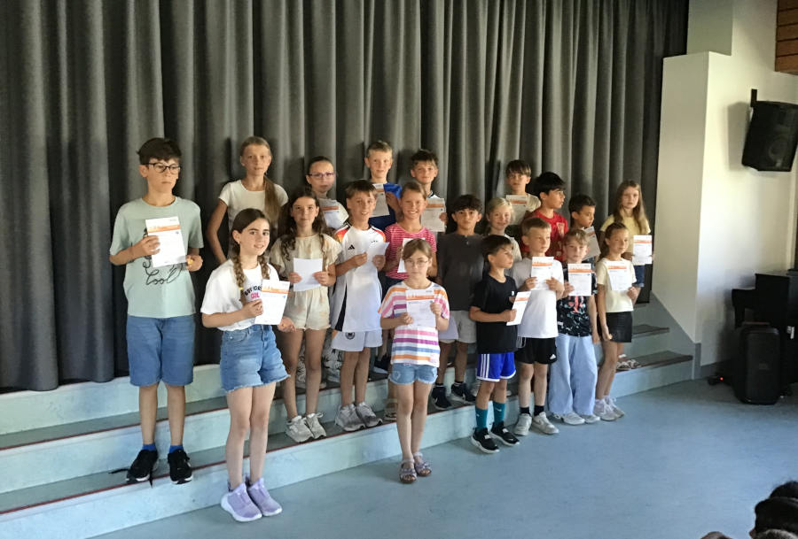 Die geehrten Kinder zeigen stolz ihre Urkunden. Foto: Privat