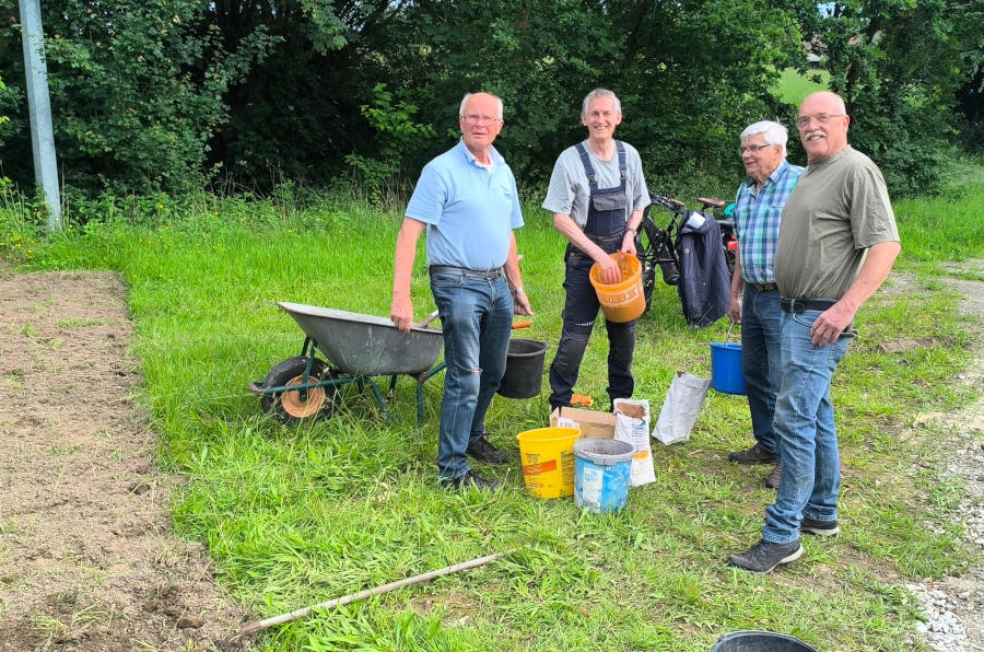 Martin Düsterberg, Reinhold Kruse, Ulrich Käthner und Fritz Brokbarthold (von links) bereiten das Saatgut für die Blühwiese am ehemaligen Grester Sportplatz vor. Fotos: NABU Leopoldshöhe/Petra Gehle