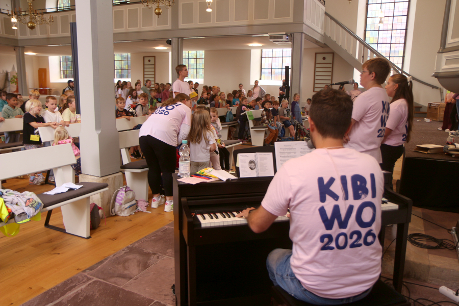 Zum Abschluss des letzten Tages der Kinderbibelwoche kamen die Kinder in der Kirche zusammen. Foto: Thomas Dohna