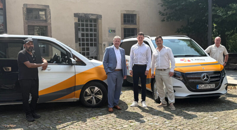 Landrat Meinolf Haase (zweiter von links), Dennis Matthiessen, Verkehrsplaner der KVG Lippe, Halil Yves Inan, Geschäftsführer der maikai move GmbH sowie die beiden LIMO-Fahrer Sardar Hussein (links) und Jens Kehne (rechts) freuen sich auf die baldige Zusammenarbeit. Foto: KVG Lippe