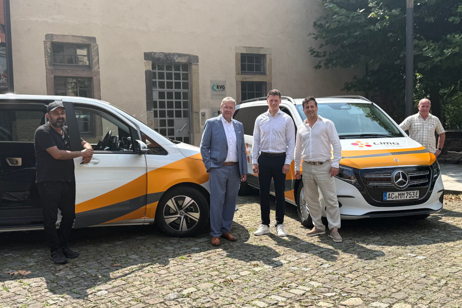 Landrat Meinolf Haase (zweiter von links), Dennis Matthiessen, Verkehrsplaner der KVG Lippe, Halil Yves Inan, Geschäftsführer der maikai move GmbH sowie die beiden LIMO-Fahrer Sardar Hussein (links) und Jens Kehne (rechts) freuen sich auf die baldige Zusammenarbeit. Foto: KVG Lippe