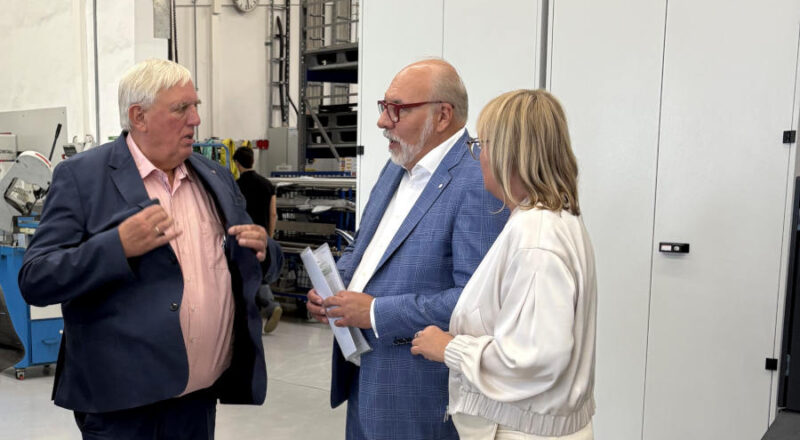 IHK-Hauptgeschäftsführerin Svenja Jochens, die sich für den Erhalt der Passgenauen Besetzung starkmacht, mit SOLLICH-Geschäftsführer Thomas Sollich und NRW-Arbeitsminister Karl-Josef Laumann (von rechts). Foto: IHK Lippe