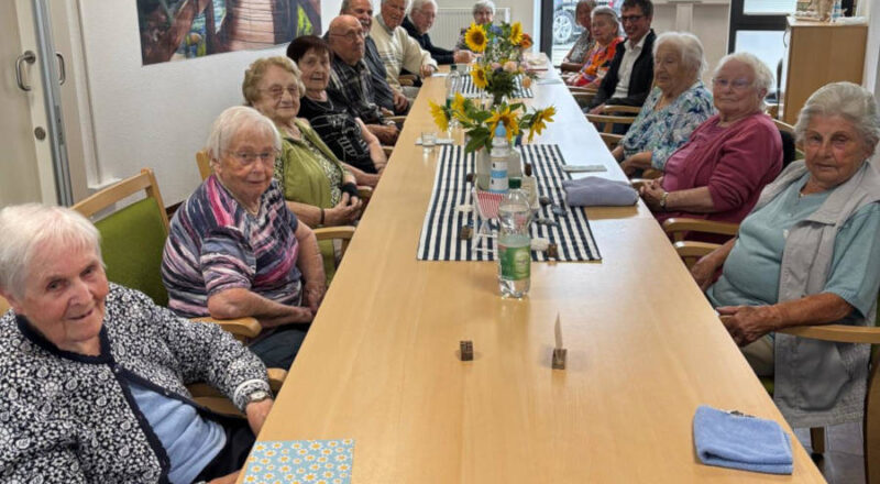 Bürgermeister Hoffmann mit den Seniorinnen und Senioren beim Kaffeetrinken. Foto: Gemeinde Leopoldshöhe