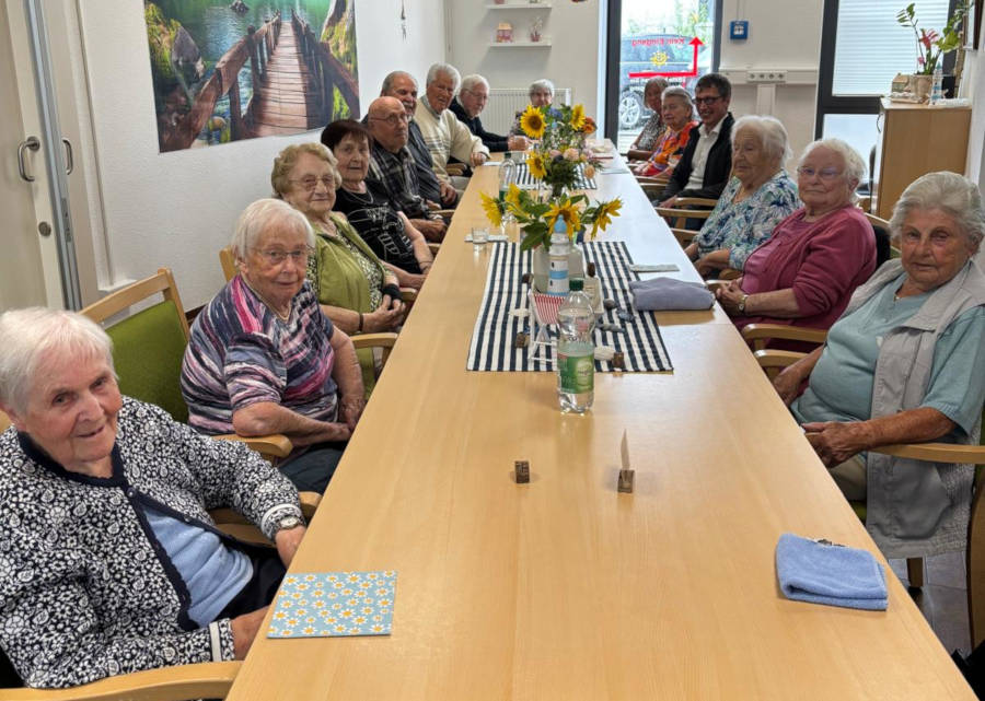 Bürgermeister Hoffmann mit den Seniorinnen und Senioren beim Kaffeetrinken. Foto: Gemeinde Leopoldshöhe