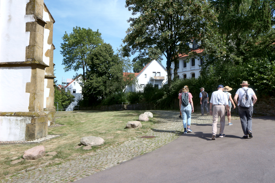 Die Pilger verlassen die Alexanderkirche und machen sich auf den Weg nach Leopoldshöhe. Foto: Thomas Dohna