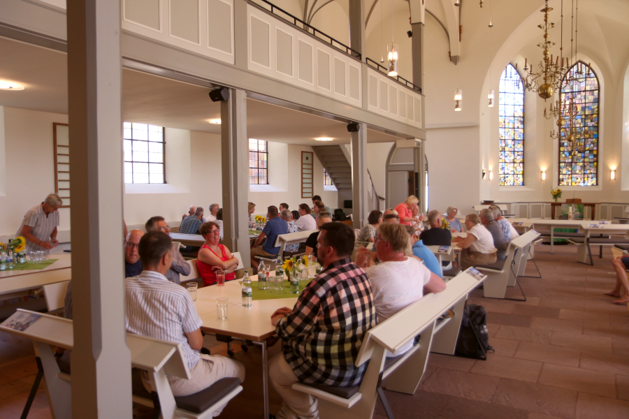 Die Sternwanderer ruhen sich an Tischen aus, die eine Gruppe um Küster Eckart Wedemann in die Kirche geräumt hat. Foto: Thomas Dohna