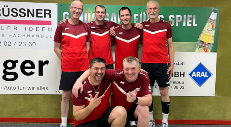 Die siegreiche Herrenmannschaft mit (von links und hinten) Stephan Rüsenberg, Nils Hartnack, Björn Brinkmann und Eckhard Kopp, Maik Aderhold und Dennis Siekaup. Foto: Privat