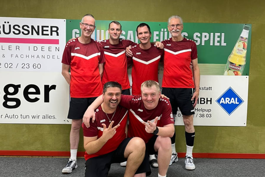 Die siegreiche Herrenmannschaft mit (von links und hinten) Stephan Rüsenberg, Nils Hartnack, Björn Brinkmann und Eckhard Kopp, Maik Aderhold und Dennis Siekaup. Foto: Privat