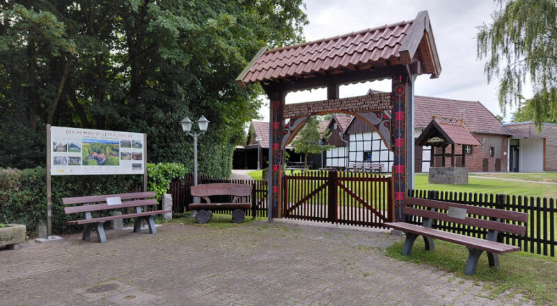 Der Eingang zum Heimathof mit der neuen Infotafel. Foto: Heimatverein Leopoldshöhe.