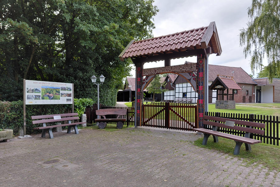 Der Eingang zum Heimathof mit der neuen Infotafel. Foto: Heimatverein Leopoldshöhe.
