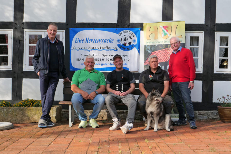 Michael Bartsch, Vorsitzender des Vereins "Cup der guten Hoffnung", Errnst Relzow, Julian Schulze, Ulrich Gerusel und Helmut Depping, Vorsitzender des Heimatvereins (von links) bei der Spendenübergabe. Foto: Martin Düsterberg