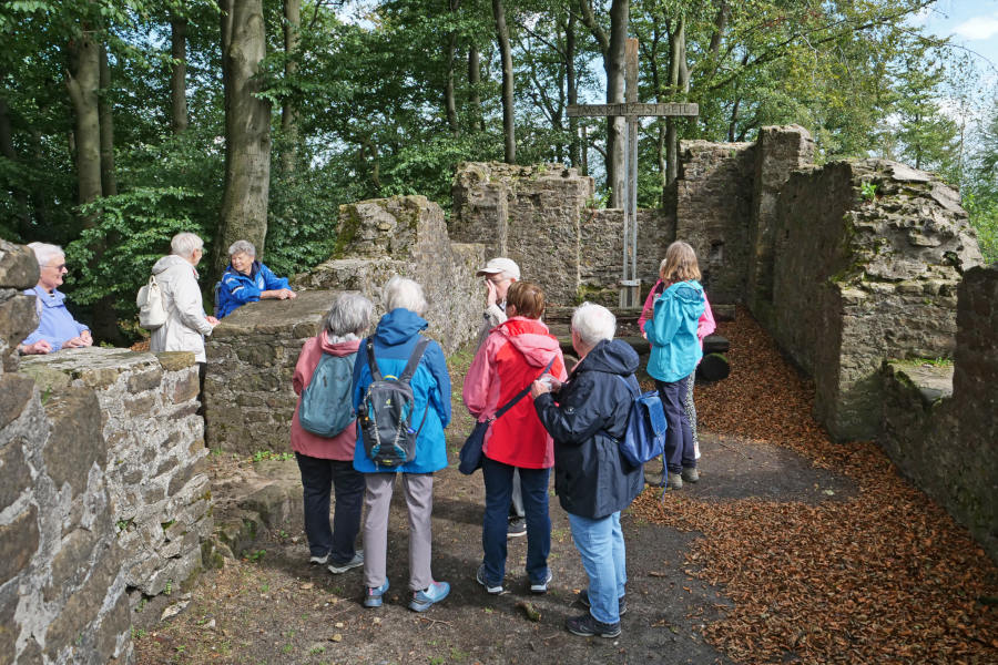 Zwischenstopp der Wandergruppe um Wanderführer Martin Düsterberg an der Tönsberg-Kapelle. Fotos Martin Düsterberg
