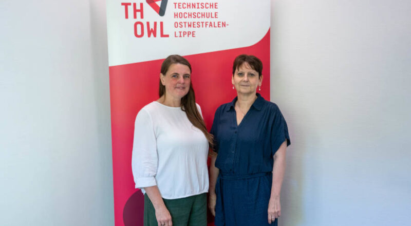 Seit dem 1. September verstärkt Dr. Julia Reimer (links) den Fachbereich Landwirtschaft, Lebensmittel und Gesundheit der TH OWL. Kanzlerin Nicole Soltwedel überreichte kürzlich die Ernennungsurkunde. Foto: TH OWL