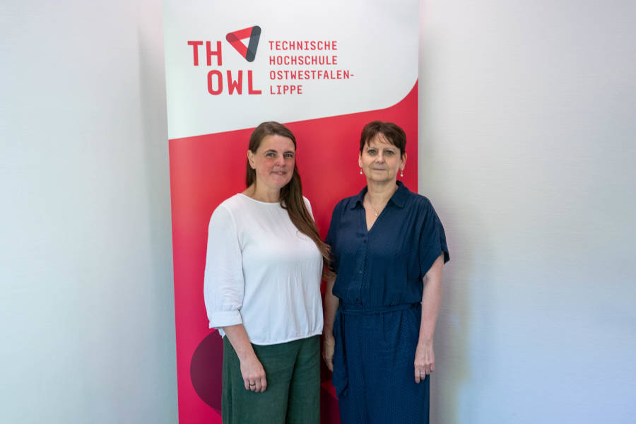 Seit dem 1. September verstärkt Dr. Julia Reimer (links) den Fachbereich Landwirtschaft, Lebensmittel und Gesundheit der TH OWL. Kanzlerin Nicole Soltwedel überreichte kürzlich die Ernennungsurkunde. Foto: TH OWL