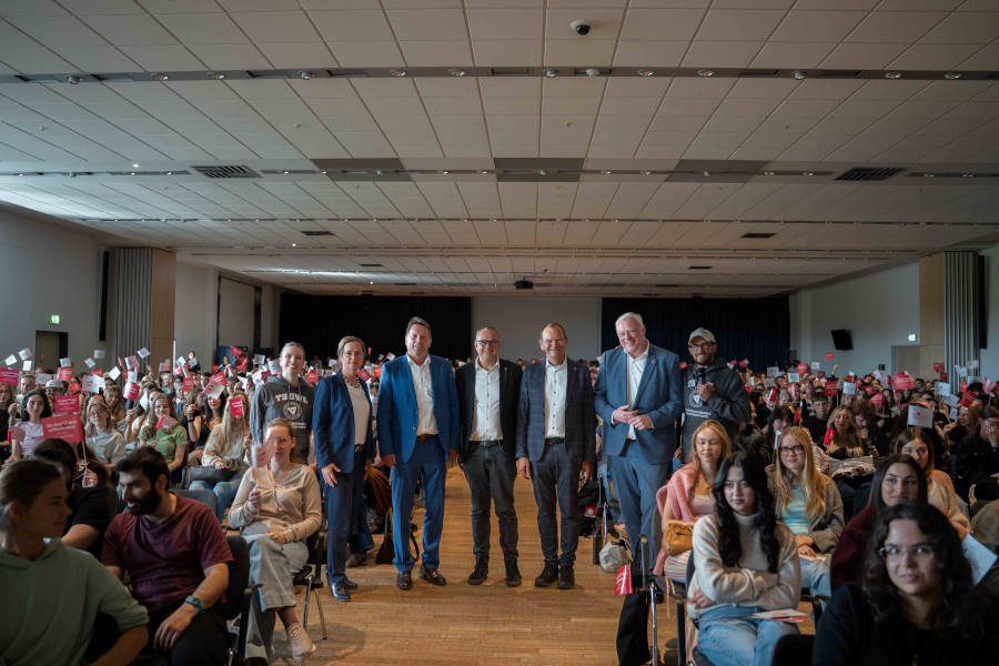 Moderatorin Jule-Lütke-Föller (von links), TH-OWL-Vizepräsidentin Professorin Dr. Yvonne-Christin Knepper-Bartel, Detmolds Bürgermeister Frank Hilker, Lemgos Bürgermeister Markus Baier, TH-OWL-Präsident Professor Dr. Jürgen Krahl, Höxters Bürgermeister Daniel Hartmann und Co-Moderator Gavin Just begrüßten rund 1.000 neue Studierende in der Phoenix Contact Arena. Foto: TH OWL