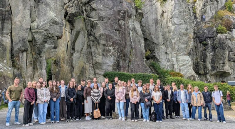 Die Nachwuchskräfte des Einstellungsjahrgangs 2026 mit den Ausbildungsverantwortlichen Carolin Luhmann und Heike Bollhöfer beim Teambuilding an den Externsteinen. Foto: Kreis Lippe