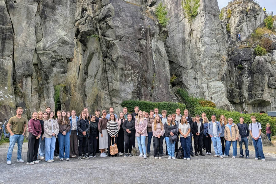 Die Nachwuchskräfte des Einstellungsjahrgangs 2026 mit den Ausbildungsverantwortlichen Carolin Luhmann und Heike Bollhöfer beim Teambuilding an den Externsteinen. Foto: Kreis Lippe