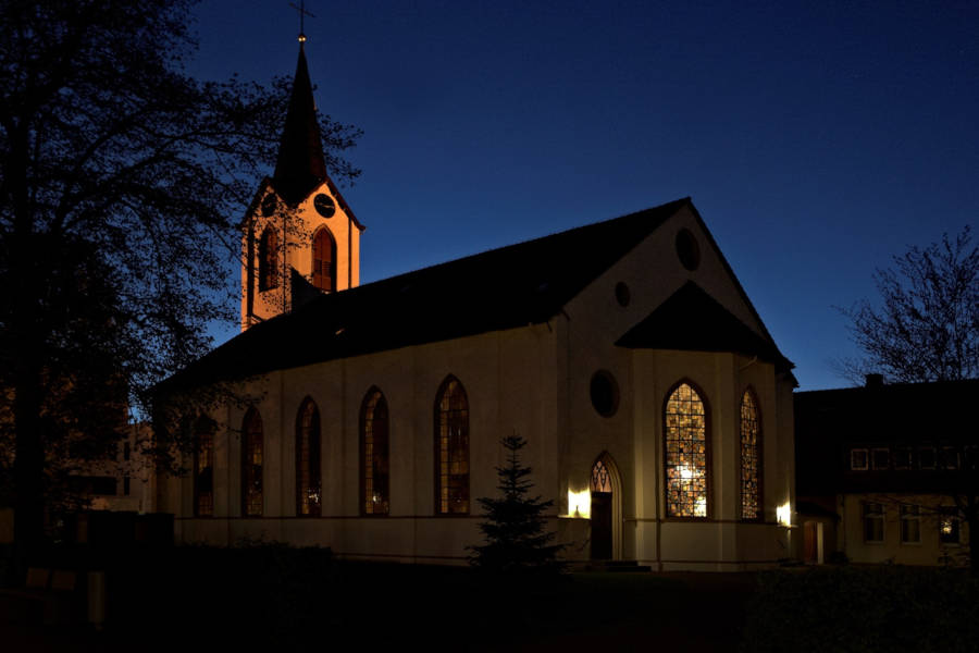 Die Kirche am Marktplatz festlich beleuchtet am Abend. Fotos: Kirchengemeinde Leopoldshöhe