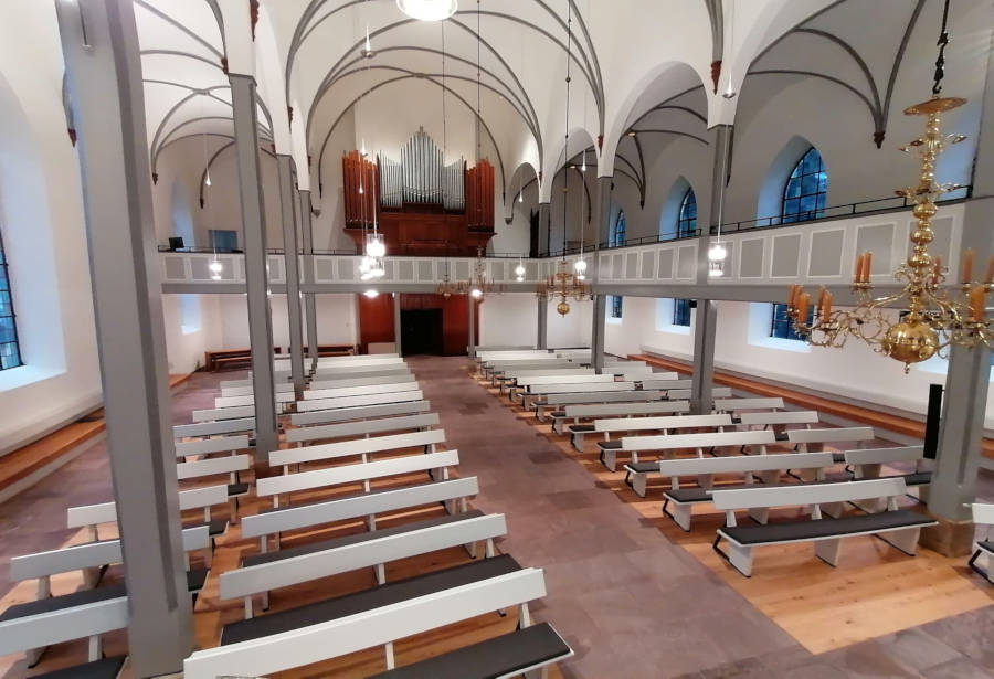 Der Innenraum der Kirche nach der Renovierung im vergangenen Jahr mit der gereinigten Orgel im Hintergrund.